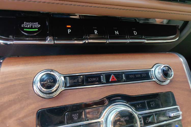 Used Lincoln Aviator 2023 3.0T V6 All-Wheel-Drive Zunya Cruise Version Six Seats Gear Lever