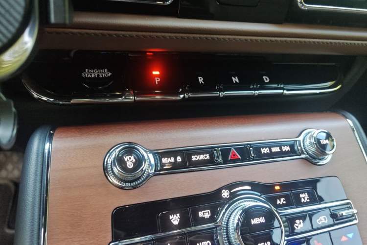 Used Lincoln Aviator 2023 3.0T V6 All-Wheel-Drive Zunya Cruise Version Six Seats Gear Lever