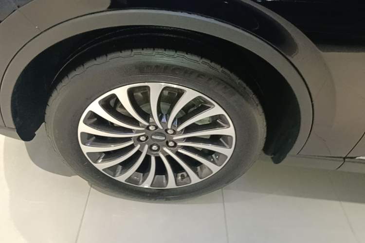 Used Lincoln Aviator 2023 3.0T V6 All-Wheel-Drive Zunya Cruise Version Six Seats Left Front Wheel Hub