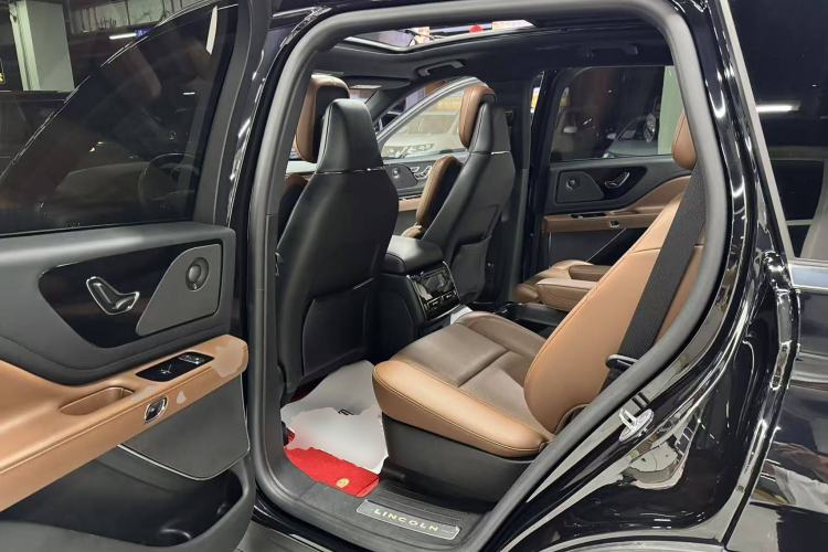 Used Lincoln Aviator 2023 3.0T V6 All-Wheel-Drive Executive Cruise Version Six Seats Left Rear Seat