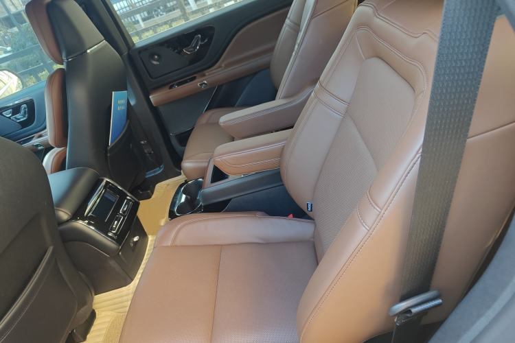 Used Lincoln Aviator 2023 3.0T V6 All-Wheel-Drive Executive Cruise Version Six Seats Left Rear Seat