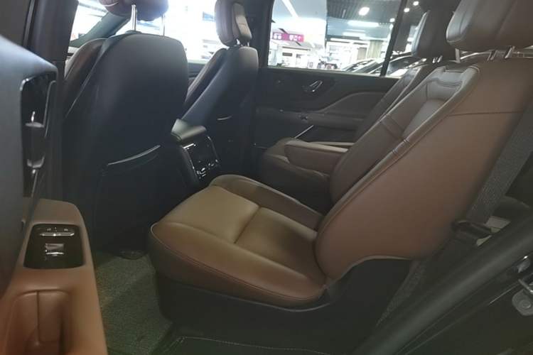 Used Lincoln Aviator 2023 3.0T V6 All-Wheel-Drive Zunya Cruise Version Six Seats Left Rear Seat