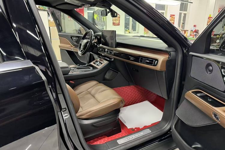 Used Lincoln Aviator 2023 3.0T V6 All-Wheel-Drive Executive Cruise Version Six Seats Right Front Seat
