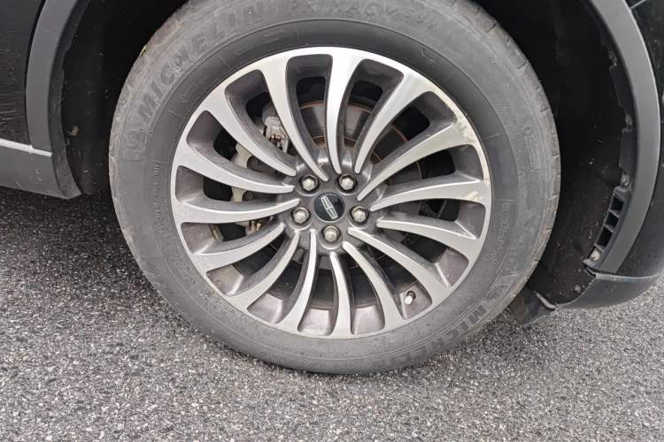 Used Lincoln Aviator 2023 3.0T V6 All-Wheel-Drive Zunya Cruise Version Six Seats Right Front Wheel Hub