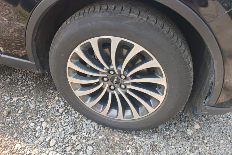 Used Lincoln Aviator 2023 3.0T V6 All-Wheel-Drive Zunya Cruise Version Six Seats Right Front Wheel Hub