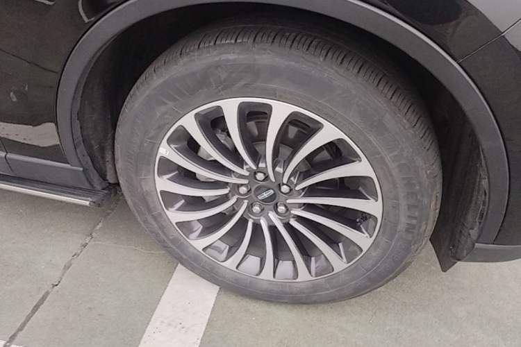Used Lincoln Aviator 2023 3.0T V6 All-Wheel-Drive Zunya Cruise Version Six Seats Right Front Wheel Hub