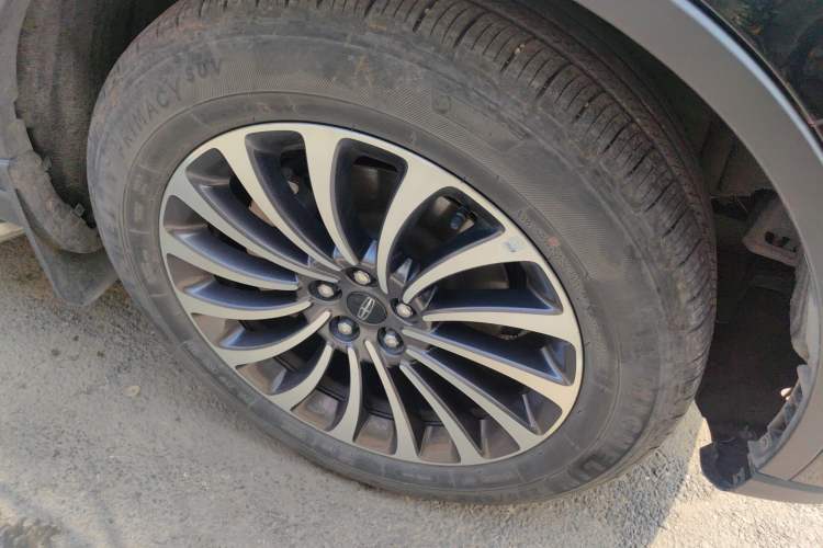 Used Lincoln Aviator 2023 3.0T V6 All-Wheel-Drive Zunya Cruise Version Six Seats Right Front Wheel Hub