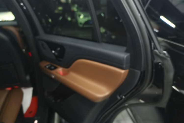Used Lincoln Aviator 2023 3.0T V6 All-Wheel-Drive Executive Cruise Version Six Seats Right Rear Door Interior