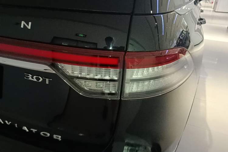 Used Lincoln Aviator 2023 3.0T V6 All-Wheel-Drive Zunya Cruise Version Six Seats Right Rear Taillight