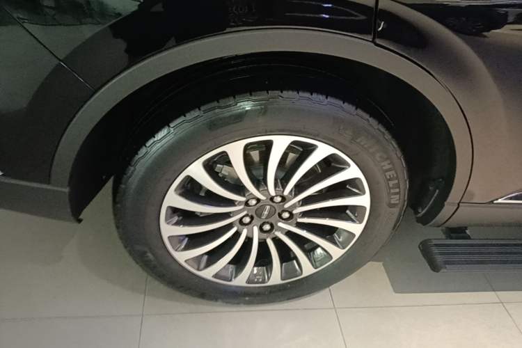 Used Lincoln Aviator 2023 3.0T V6 All-Wheel-Drive Zunya Cruise Version Six Seats Right Rear Wheel Hub