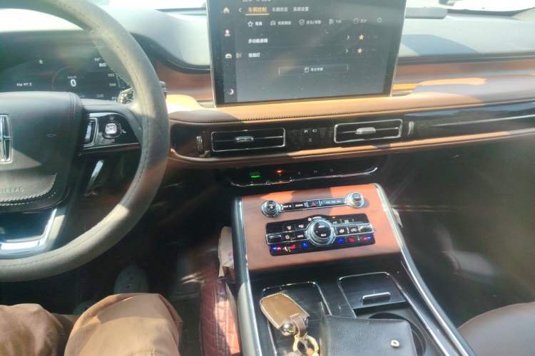 Used Lincoln Aviator 2023 3.0T V6 All-Wheel-Drive Zunya Cruise Version Six Seats Audio And AC Panel