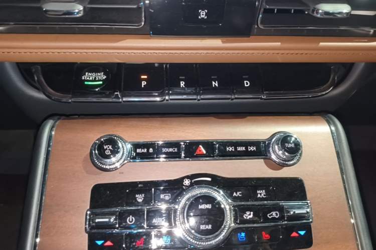 Used Lincoln Aviator 2023 3.0T V6 All-Wheel-Drive Zunya Cruise Version Six Seats Gear Lever