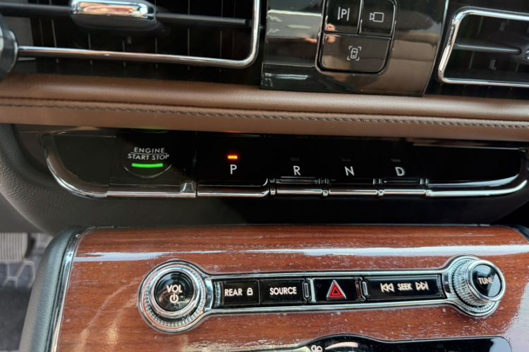 Used Lincoln Aviator 2023 3.0T V6 All-Wheel Drive Zunya Cruise Version 7 Seats Gear Lever
