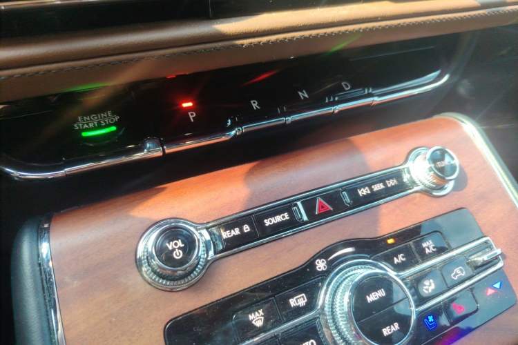 Used Lincoln Aviator 2023 3.0T V6 All-Wheel-Drive Zunya Cruise Version Six Seats Gear Lever