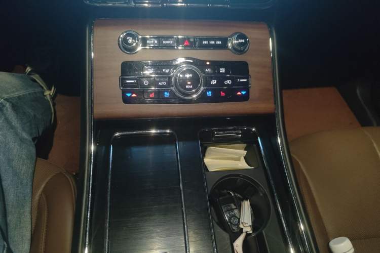 Used Lincoln Aviator 2023 3.0T V6 All-Wheel-Drive Zunya Cruise Version Six Seats Gear Lever