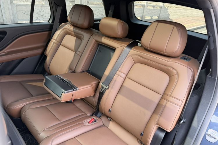 Used Lincoln Aviator 2023 3.0T V6 All-Wheel Drive Zunya Cruise Version 7 Seats Interior 4