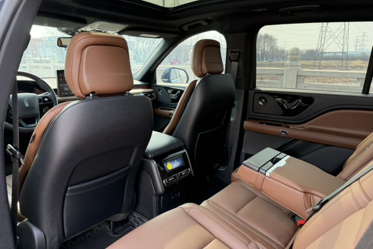 Used Lincoln Aviator 2023 3.0T V6 All-Wheel Drive Zunya Cruise Version 7 Seats Interior 6