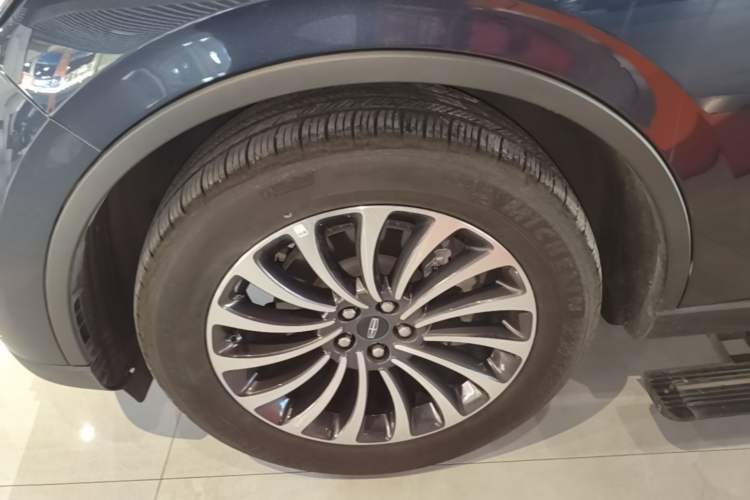 Used Lincoln Aviator 2023 3.0T V6 All-Wheel-Drive Zunya Cruise Version Six Seats Left Front Wheel Hub