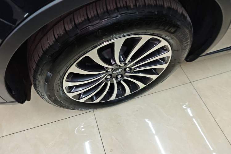 Used Lincoln Aviator 2023 3.0T V6 All-Wheel Drive Zunya Cruise Version 7 Seats Left Front Wheel Hub