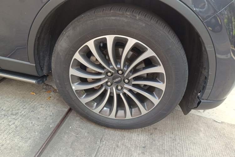 Used Lincoln Aviator 2023 3.0T V6 All-Wheel-Drive Zunya Cruise Version Six Seats Right Front Wheel Hub