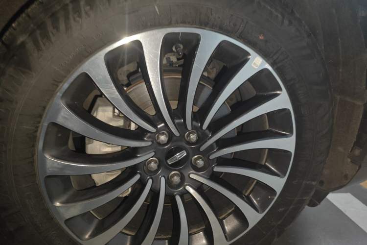 Used Lincoln Aviator 2023 3.0T V6 All-Wheel-Drive Zunya Cruise Version Six Seats Right Front Wheel Hub