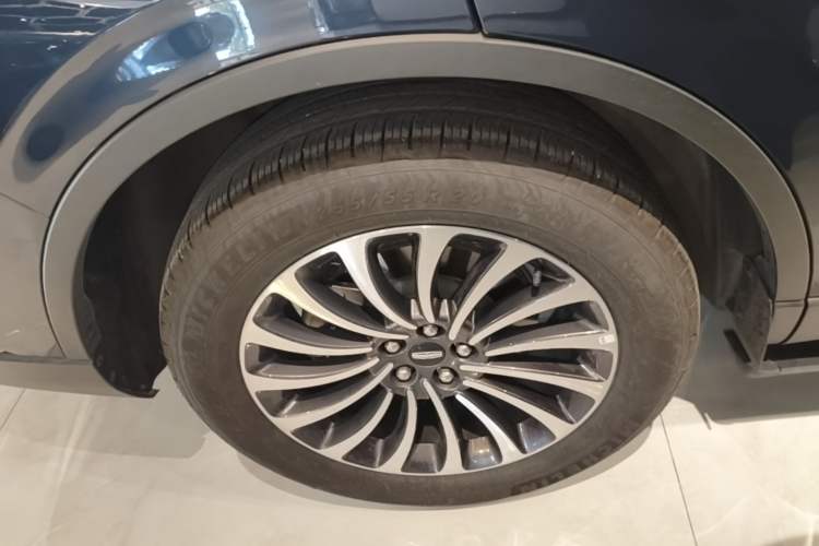 Used Lincoln Aviator 2023 3.0T V6 All-Wheel-Drive Zunya Cruise Version Six Seats Right Rear Wheel Hub