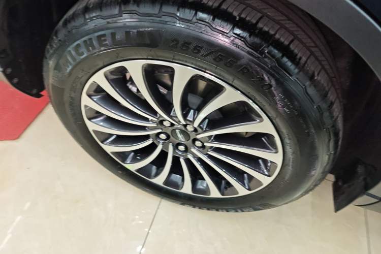 Used Lincoln Aviator 2023 3.0T V6 All-Wheel Drive Zunya Cruise Version 7 Seats Right Rear Wheel Hub