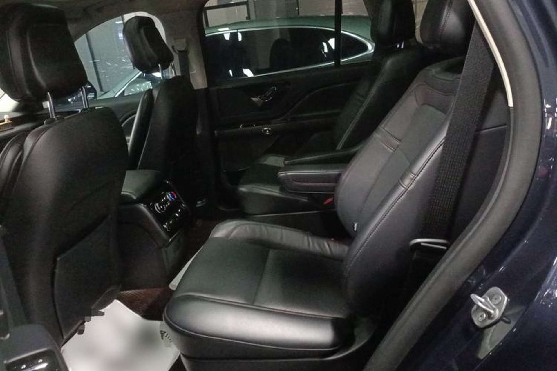 Used Lincoln Aviator 2023 3.0T V6 Four-Wheel Drive Luxury Cruise Version Six Seats Left Rear Seat