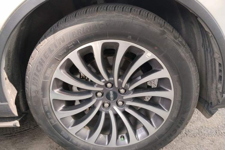 Used Lincoln Aviator 2023 3.0T V6 All-Wheel Drive Zunya Cruise Version 7 Seats Right Front Wheel Hub