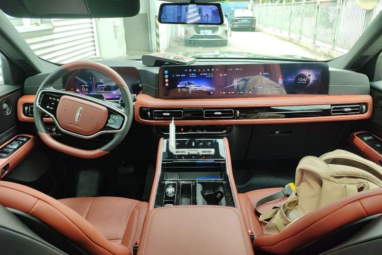 Used Lincoln Aviator 2024 3.0T V6 All-Wheel-Drive Elegance Edition Six Seats Center Console