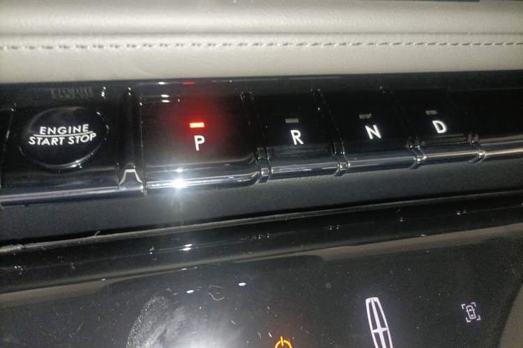 Used Lincoln Aviator 2024 3.0T V6 All-Wheel-Drive Elegance Edition Six Seats Gear Lever
