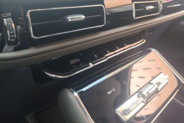 Used Lincoln Aviator 2024 3.0T V6 All-Wheel-Drive Elegance Edition Six Seats Gear Lever