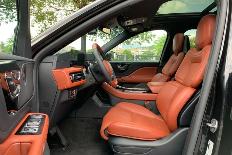 Used Lincoln Aviator 2024 3.0T V6 All-Wheel-Drive Luxury Edition Six Seats Interior 12