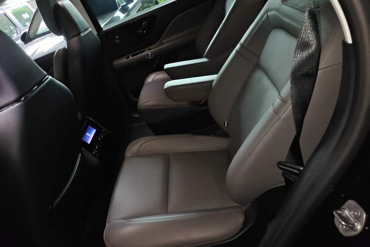 Used Lincoln Aviator 2024 3.0T V6 All-Wheel-Drive Luxury Edition Six Seats Interior 4