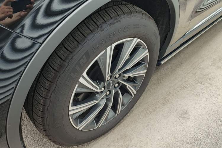 Used Lincoln Aviator 2024 3.0T V6 All-Wheel-Drive Elegance Edition Six Seats Left Front Wheel Hub