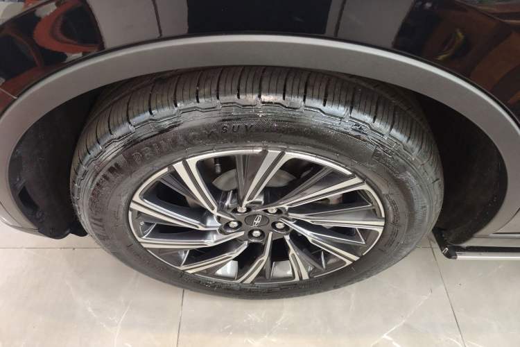 Used Lincoln Aviator 2024 3.0T V6 All-Wheel-Drive Elegance Edition Six Seats Left Front Wheel Hub