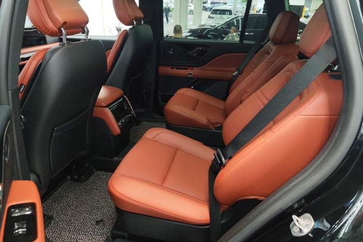 Used Lincoln Aviator 2024 3.0T V6 All-Wheel-Drive Elegance Edition Six Seats Left Rear Seat
