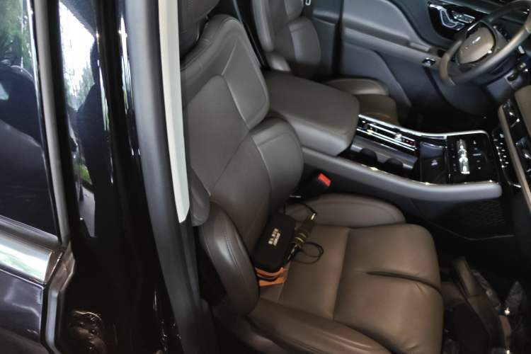 Used Lincoln Aviator 2024 3.0T V6 All-Wheel-Drive Luxury Edition Six Seats Right Front Seat