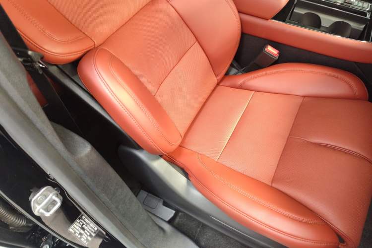Used Lincoln Aviator 2024 3.0T V6 All-Wheel-Drive Luxury Edition Six Seats Right Front Seat
