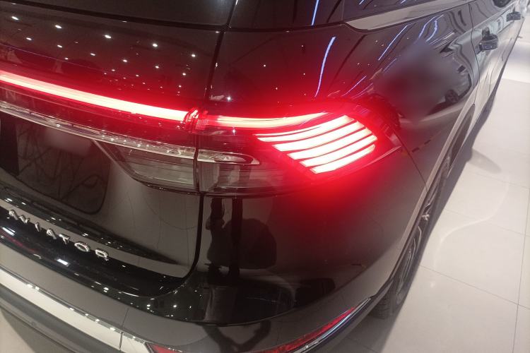 Used Lincoln Aviator 2024 3.0T V6 All-Wheel-Drive Elegance Edition Six Seats Right Rear Taillight