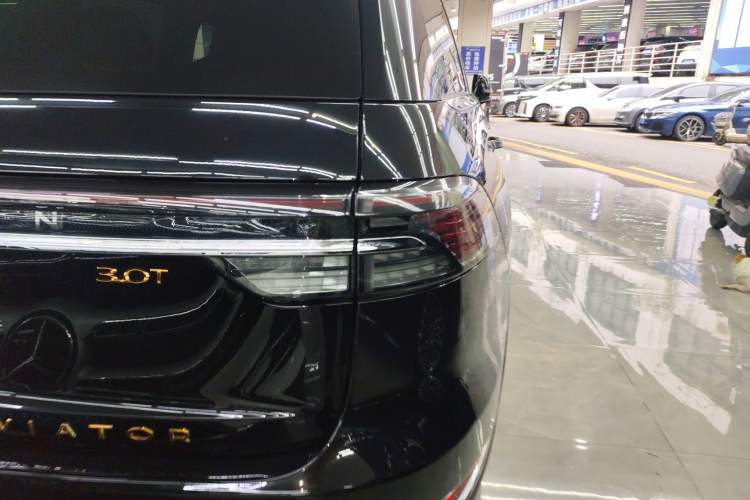 Used Lincoln Aviator 2024 3.0T V6 All-Wheel-Drive Elegance Edition Six Seats Right Rear Taillight