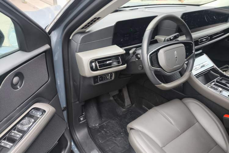Used Lincoln Aviator 2024 3.0T V6 All-Wheel-Drive Luxury Edition Six Seats Driver Seat