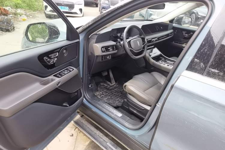 Used Lincoln Aviator 2024 3.0T V6 All-Wheel-Drive Luxury Edition Six Seats Driver Seat