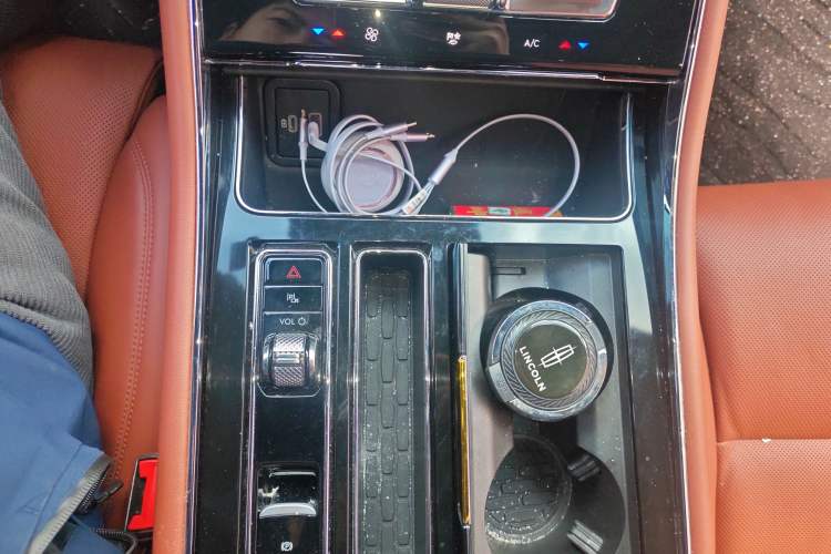 Used Lincoln Aviator 2024 3.0T V6 All-Wheel-Drive Luxury Edition Six Seats Gear Lever