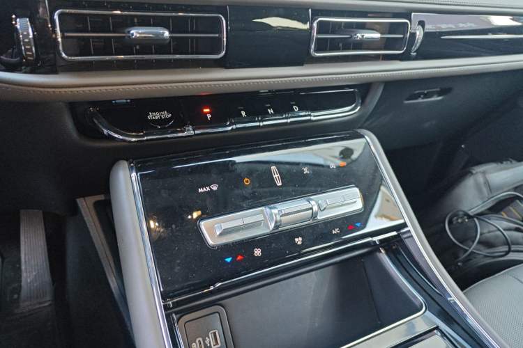 Used Lincoln Aviator 2024 3.0T V6 All-Wheel-Drive Elegance Edition Six Seats Gear Lever