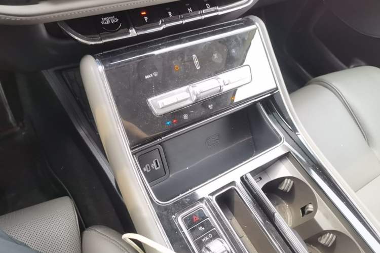 Used Lincoln Aviator 2024 3.0T V6 All-Wheel-Drive Luxury Edition Six Seats Gear Lever