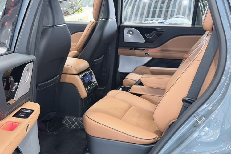 Used Lincoln Aviator 2024 3.0T V6 Four-Wheel Drive Presidential Edition Six Seats Interior 4