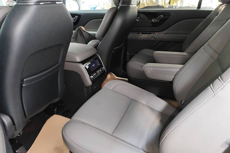 Used Lincoln Aviator 2024 3.0T V6 All-Wheel-Drive Luxury Edition Six Seats Interior 4