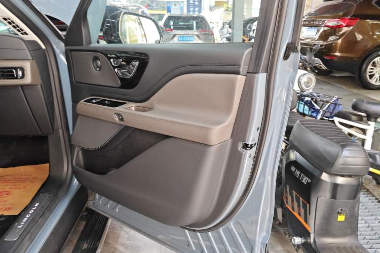 Used Lincoln Aviator 2024 3.0T V6 All-Wheel-Drive Luxury Edition Six Seats Interior 5