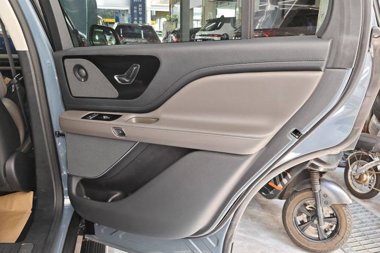 Used Lincoln Aviator 2024 3.0T V6 All-Wheel-Drive Luxury Edition Six Seats Interior 6